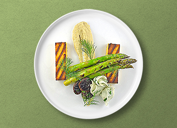 Gegrillte Polenta mit Shiitake Pilzen, Spargel und Rübchen Salat auf Artischockencreme
