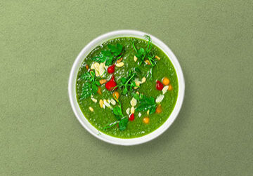 “Super green Soup”
Grüne Gazpacho mit roten und gelben Paprika Tropfen, frischen Kräutern und gerösteten Mandel und Pinienkernen