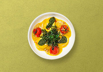 Vegane Ratatouille Ravioli”
Ravioli mit Ratatouille Gemüse Füllung, in einer Soße von gelben Tomaten, serviert mit confierten Kirschtomaten, veganer Basilikum-Tomaten Pesto
& frittiertem Rucola Salat
